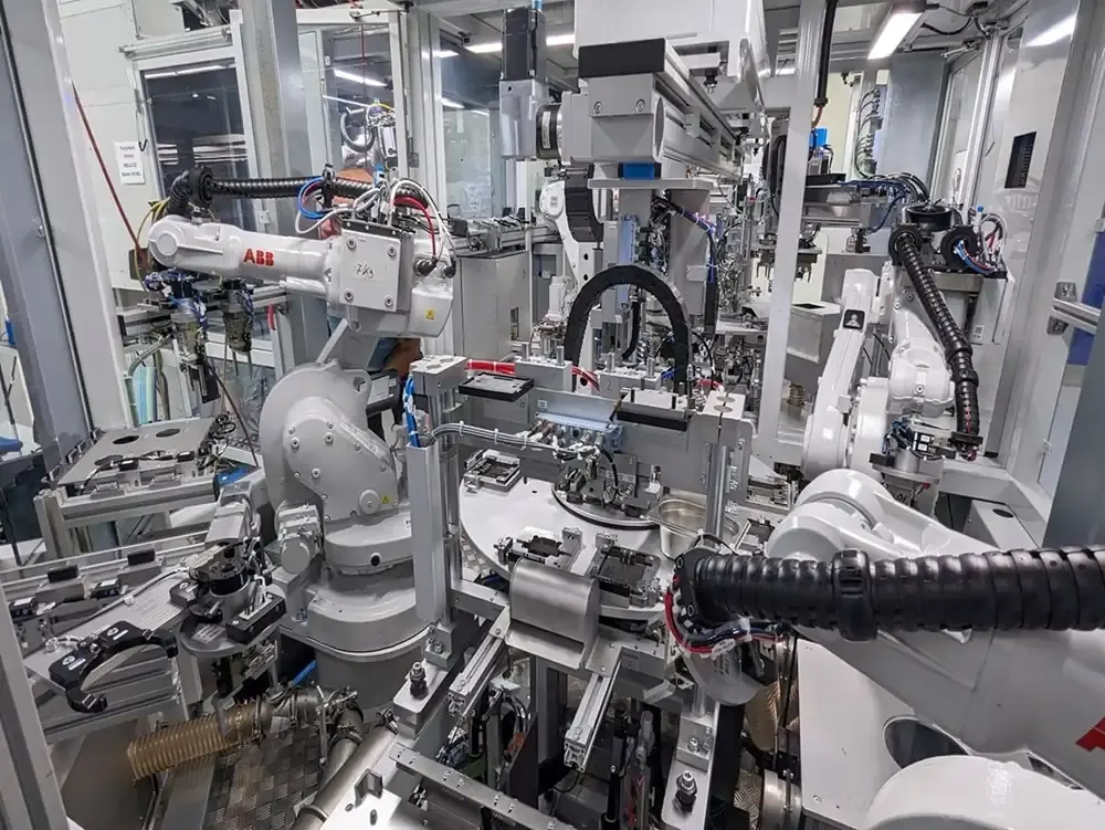 Gesamtansicht einer hochkomplexen, automatisierten Fertigungszelle mit mehreren ABB-Industrierobotern, Verkettungssystemen und Zuführeinheiten für den Sondermaschinenbau bei AWM Arnstadt.