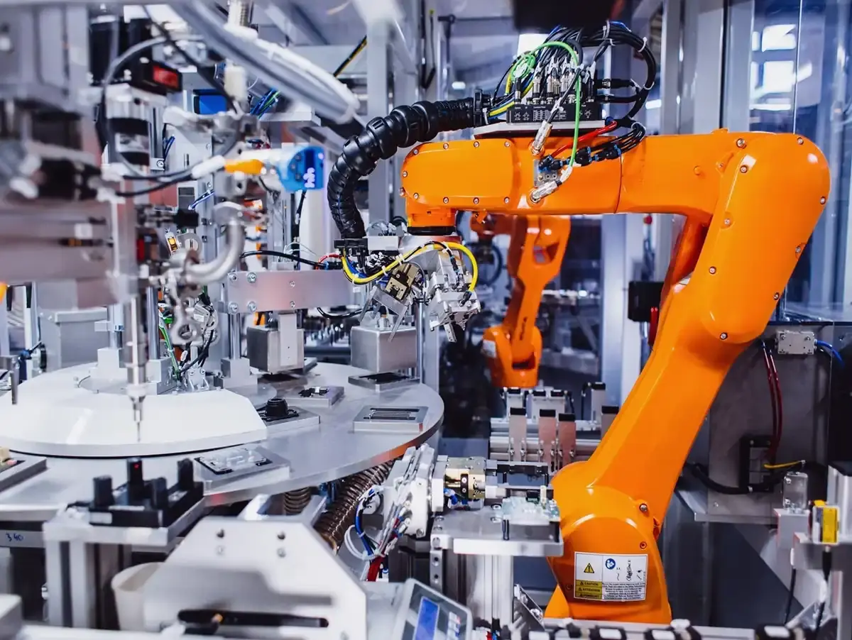 Blick auf einen automatisierten Industriearbeiter und Rundtakt-Montageautomaten in der modernen Fertigung für Sondermaschinen und Prüftechnik bei AWM Arnstadt.
