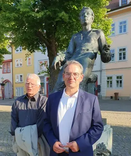 René Scharn mit Begleitung auf dem Arnstädter Marktplatz vor der Bronze-Skulptur von Johann Sebastian Bach.