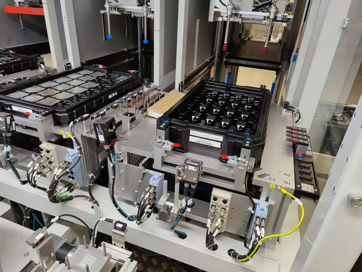 Ansicht eines automatisierten Handhabungs- und Zuführsystems mit Werkstückträgern und Magazinen für den industriellen Sondermaschinenbau bei AWM Arnstadt.