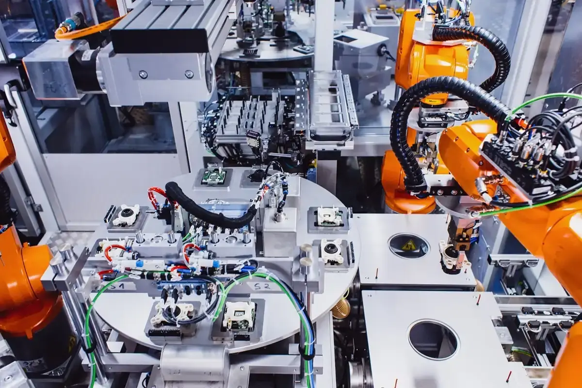 Komplex verknüpfte Roboter-Montagezelle der AWM Arnstadt zur automatisierten Handhabung, Fügung und Qualitätsprüfung von Fahrzeug-Lichtsystemen.