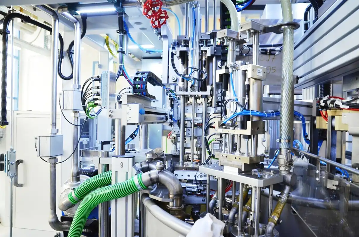Komplexer Montagearbeitsraum mit pneumatischen Zylindern, Leitungen und Führungsschienen einer Spezialanlage der Arnstädter Werkzeug- und Maschinenbau GmbH.